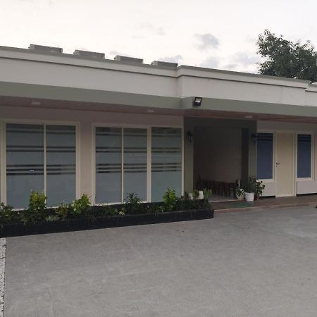 El Nipa Hotel Labuan Bajo Exterior foto